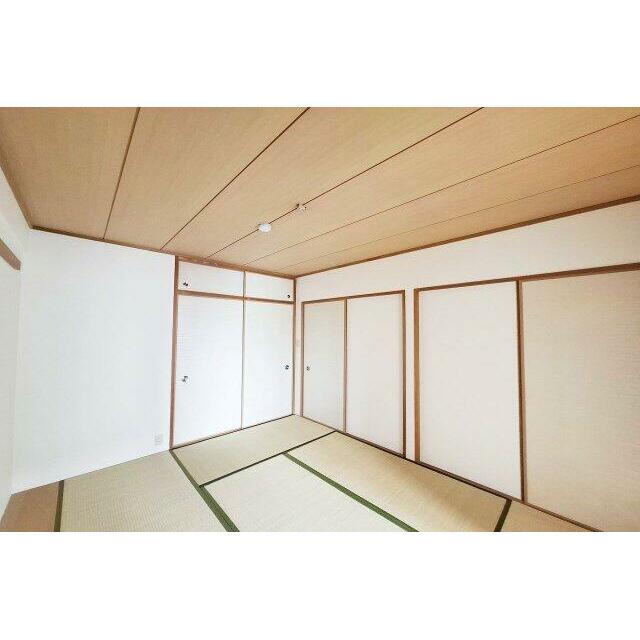 和室にはタンス置場（板の間）があり、お部屋を広く使えます。