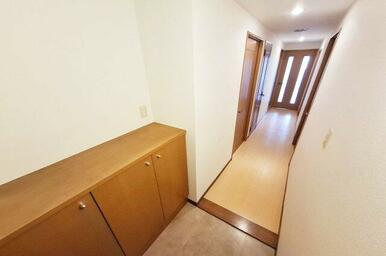 ナチュラルな内装で明るい雰囲気の室内です。