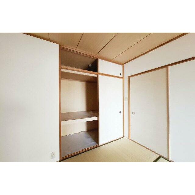 天袋付きの押入があり、寝具や季節物の収納に便利です。