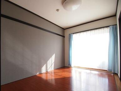 アクセントクロスの洋室６帖