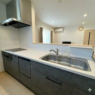 リビングを見渡せる対面キッチン！広いキッチンでお料理も楽しめます！