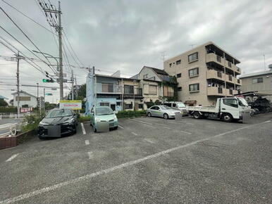 敷地内に駐車場がありますが、まず空き確認してください。