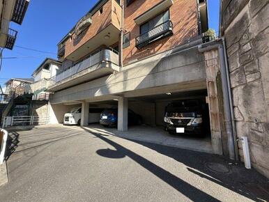 住居1階表記は駐車場の上部分なので、1段高くなっています。