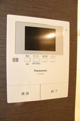 ドアを開けずに来訪者を確認できるTVモニター付きインターホン