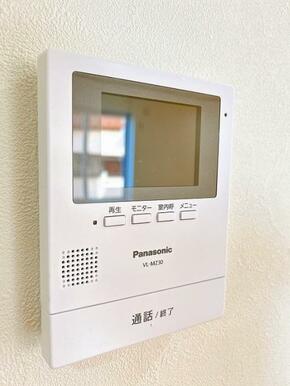 「設備」モニター付きインターホンがございます。新品交換済。