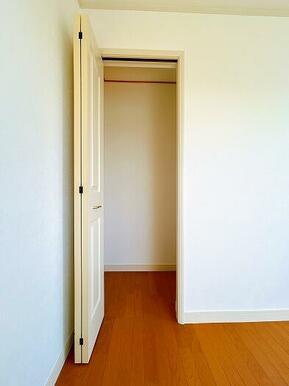 「２階南西側洋室」収納の写真です。