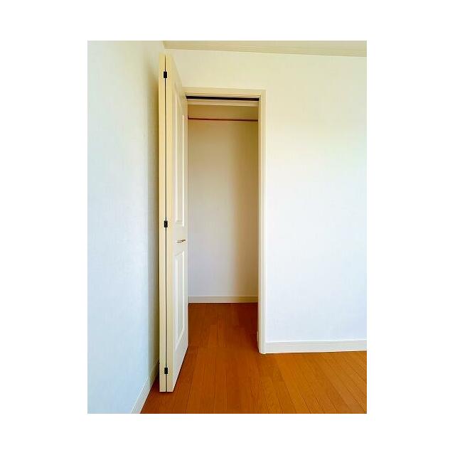 「２階南西側洋室」収納の写真です。