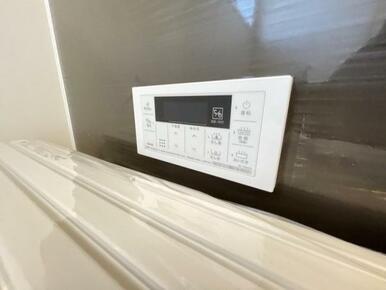 ボタンひとつでお湯張りや追い焚き、温度調整までしてくれる便利なオートバス機能付き！