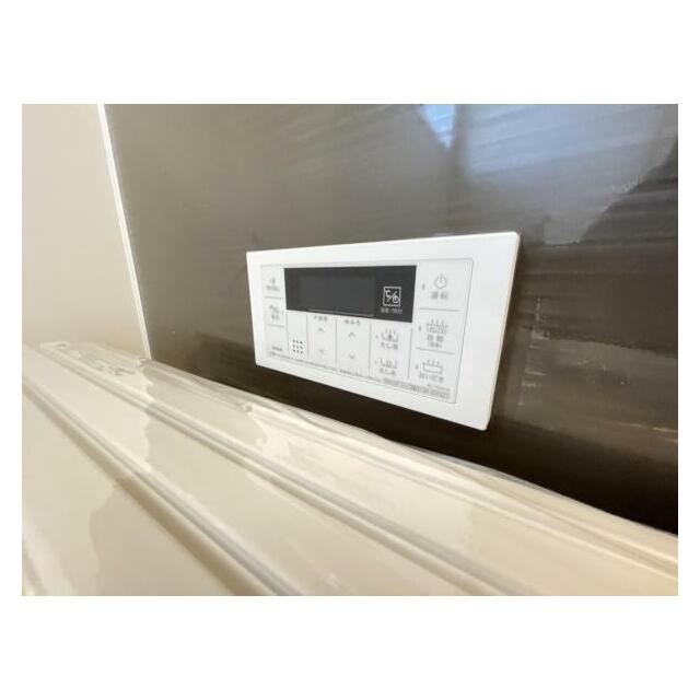 ボタンひとつでお湯張りや追い焚き、温度調整までしてくれる便利なオートバス機能付き！