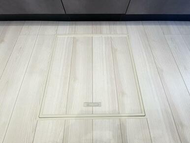 お漬物を漬けたり鍋などの季節物もしまっておける便利な床下収納！