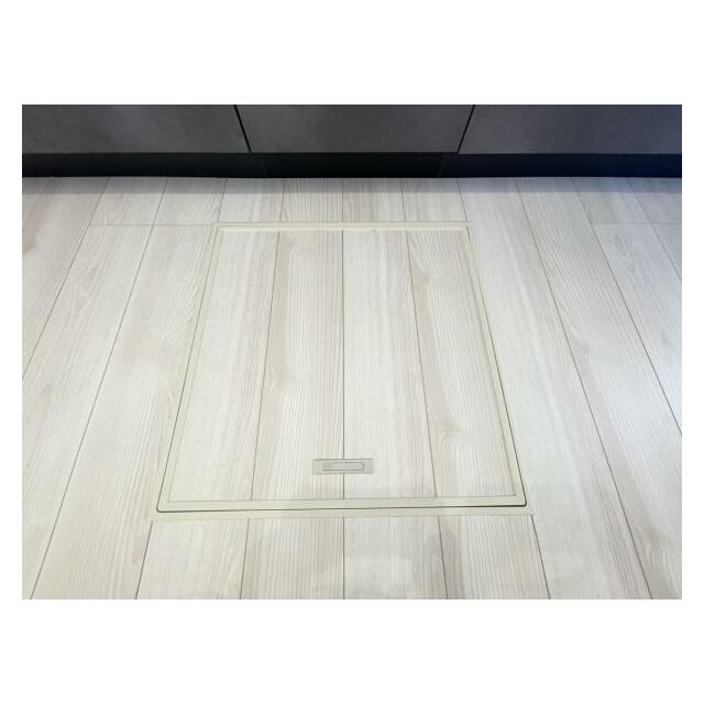 お漬物を漬けたり鍋などの季節物もしまっておける便利な床下収納！