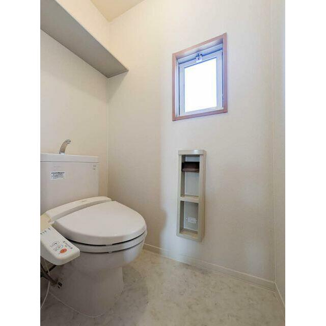 トイレには温水洗浄便座の設置がございます。