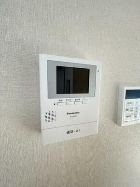 訪問者がひと目でわかるモニター付きインターホン完備！