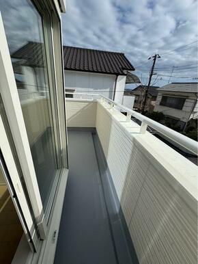 移ろいゆく季節の風をこのバルコニーで感じて（2号棟）