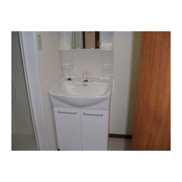 朝の準備はここから♪詰め替え用洗剤等は下の棚に収納しましょう♪