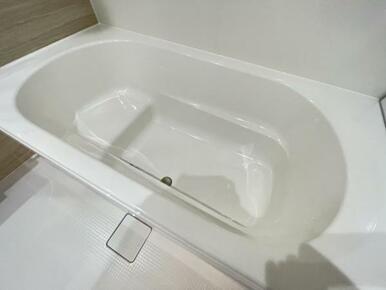 浴槽内はベンチ付きなので半身浴や親子一緒に入浴が楽しめます♪