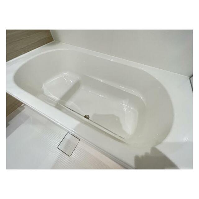 浴槽内はベンチ付きなので半身浴や親子一緒に入浴が楽しめます♪