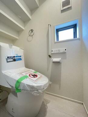 採光窓は臭い対策にもなって清潔な空間を保てます♪立ち上がりをサポートしてくれる手すりも完備！