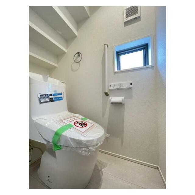 採光窓は臭い対策にもなって清潔な空間を保てます♪立ち上がりをサポートしてくれる手すりも完備！