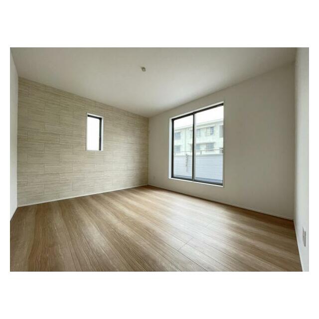 お部屋からバルコニーに出られるので洗濯物や布団などをすぐ干せ取込みも楽にできます！