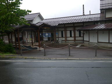 湯田中駅旧駅舎を活用した楓（かえで）の湯　公衆浴場で足湯もあります。