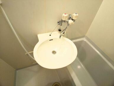 鏡を備え　準備のしやすい洗面台