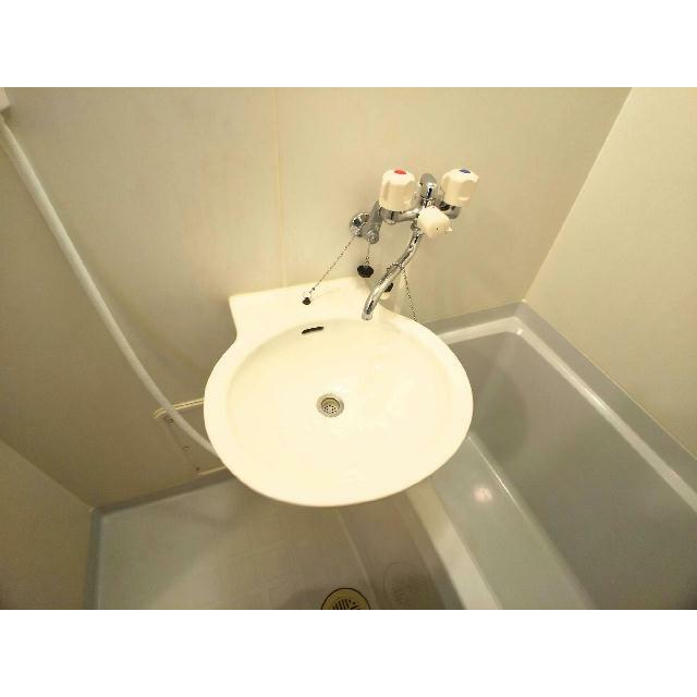 鏡を備え　準備のしやすい洗面台