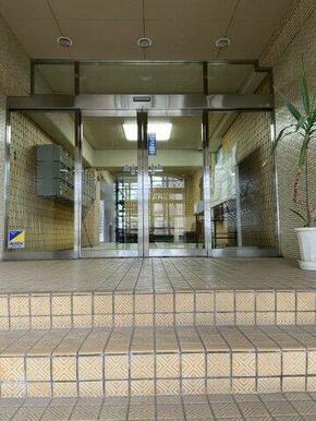 マンションへの入口玄関です