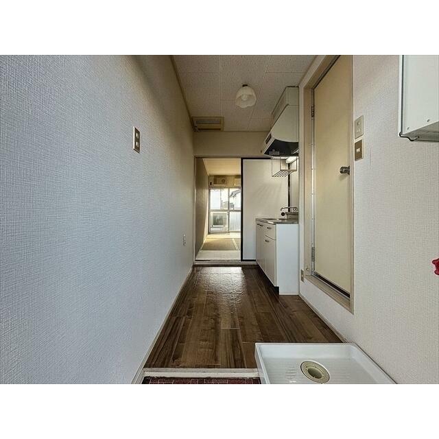 玄関から室内を見た雰囲気です