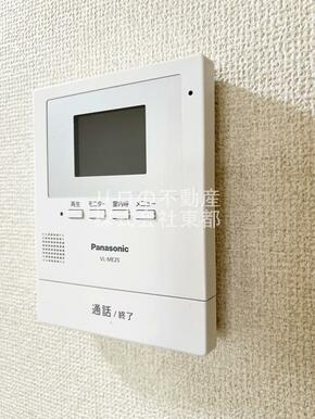 来訪者の姿を確認できるTVモニター付インターホン設置済です！