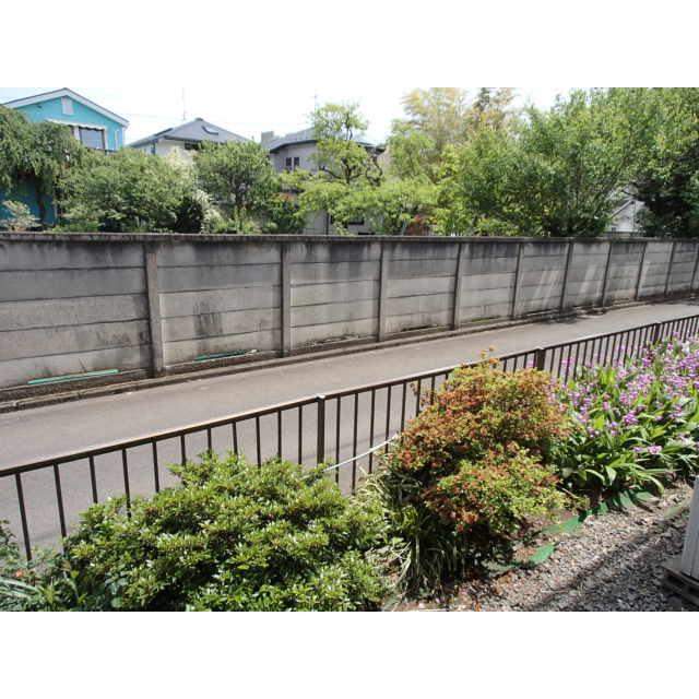 手入れの行き届いた植栽！前方道路は車の往来が少なく静かです。