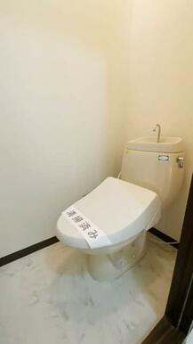 白で統一した清潔感のあるトイレ。洗浄機能付き温水便座も完備！