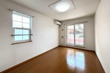 キッチン側から見たリビングダイニングは奥行きがあるので、メリハリのある空間の使い分けが可能です♪