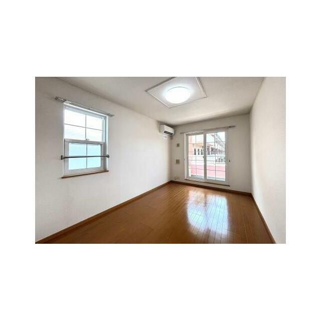 キッチン側から見たリビングダイニングは奥行きがあるので、メリハリのある空間の使い分けが可能です♪