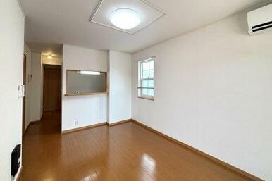 カウンターにタブレット・スマホを置いて、音楽を楽しんだりレシピ動画を確認したりしながらの料理が可能…