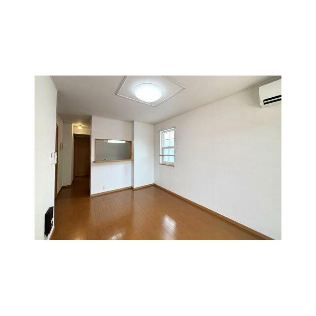 カウンターにタブレット・スマホを置いて、音楽を楽しんだりレシピ動画を確認したりしながらの料理が可能…