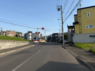 東側前面道路