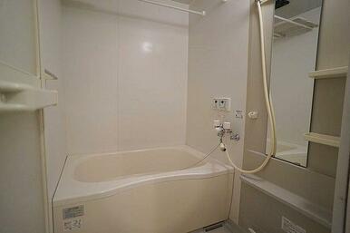 清潔感あるホワイトが基調の浴室です！浴室乾燥もございます。