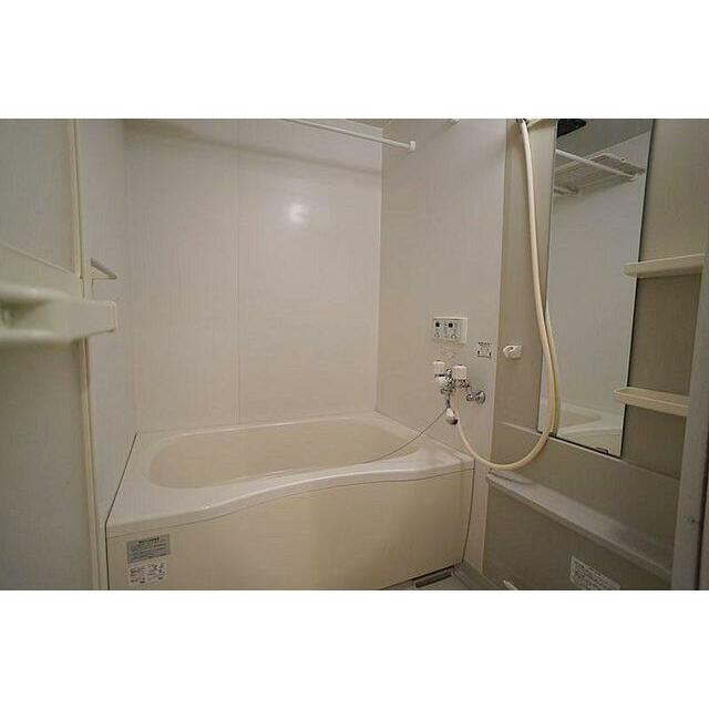 清潔感あるホワイトが基調の浴室です！浴室乾燥もございます。