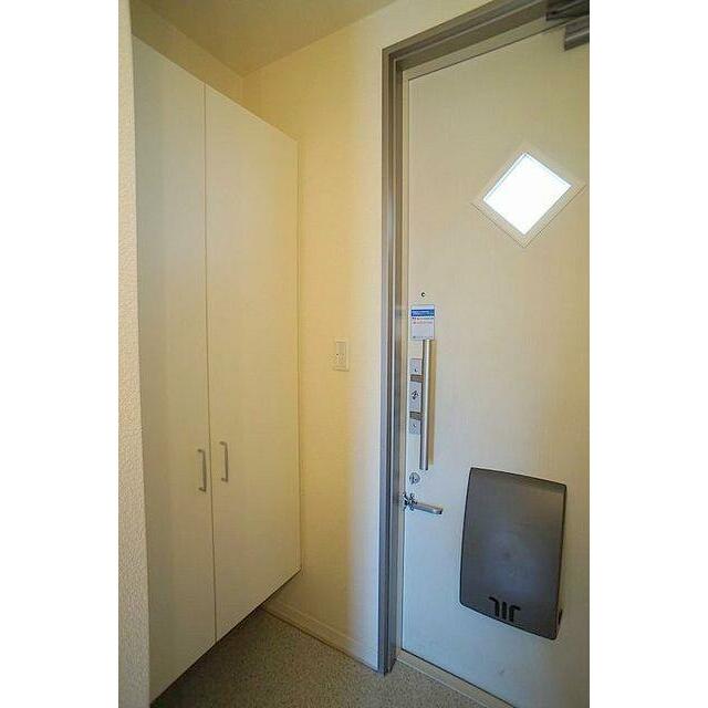 大きなシューズボックスがございますので玄関がすっきりします。