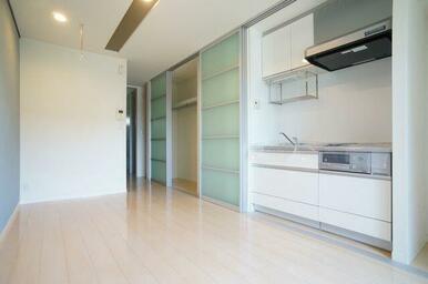 ８．３帖の洋室はスライディングスクリーンでキッチンも隠せる造りです。