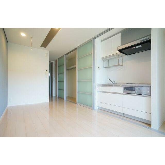 ８．３帖の洋室はスライディングスクリーンでキッチンも隠せる造りです。