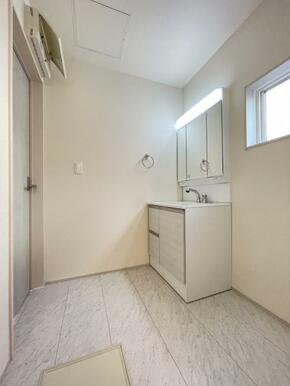 朝の準備・毎日の洗濯・帰宅後のお風呂と大活躍の洗面スペース