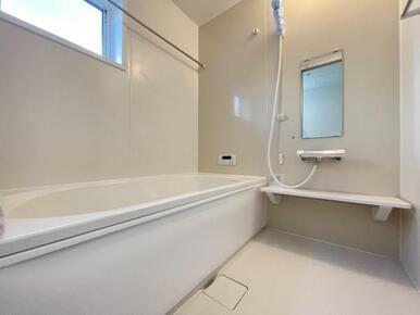 ゆったりと浸かれる1坪風呂を採用！1日の疲れを癒してくれる浴室は窓のある開放的な空間＾＾