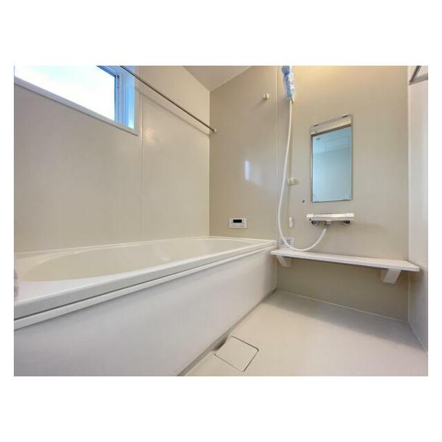 ゆったりと浸かれる1坪風呂を採用！1日の疲れを癒してくれる浴室は窓のある開放的な空間＾＾