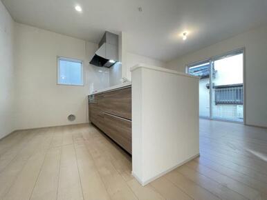 リビングの様子を見ながら家事ができるので小さなお子さまがいるご家庭も安心です＾＾