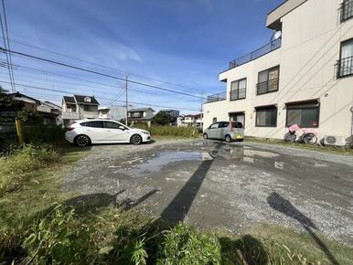 対象地の南東角付近より、西向きに撮影。写真奥に線路がございます。