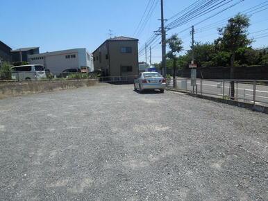 隣地が駐車場