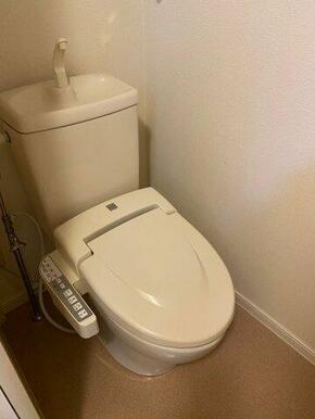 ゆったりとした空間のトイレです（同タイプ102号室の画像です。）