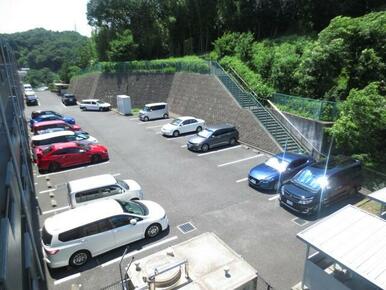 敷地内駐車場は月額８，０００円で貸出可能